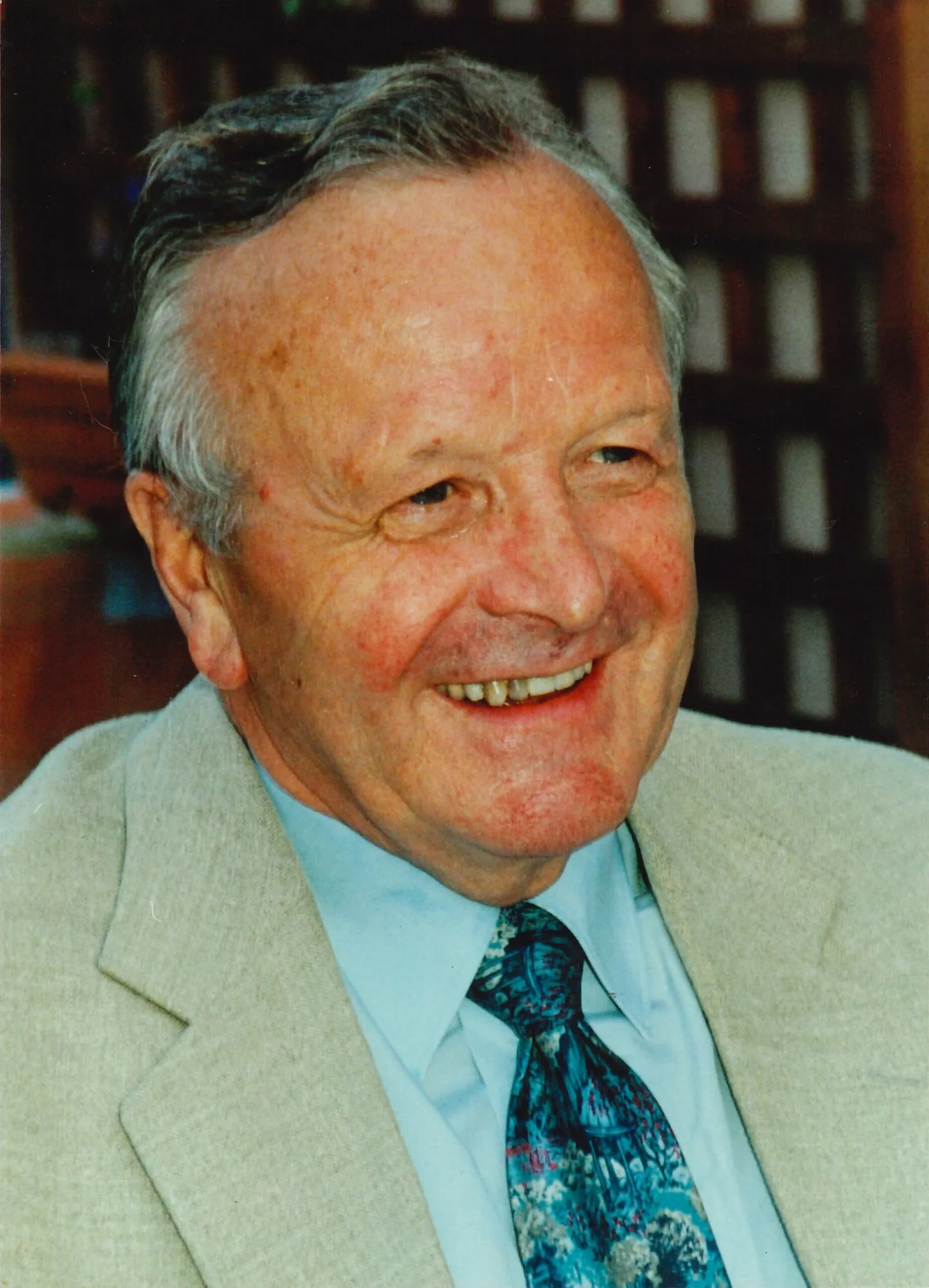 Porträt von Alfred Meindl, lächelnd, in hellem Sakko
