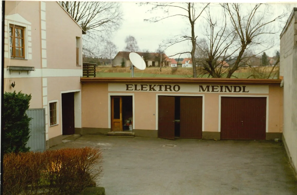 Betriebshof mit Schild Elektro Meindl in der Heidenreichsteinerstraße 2, ältere Aufnahme