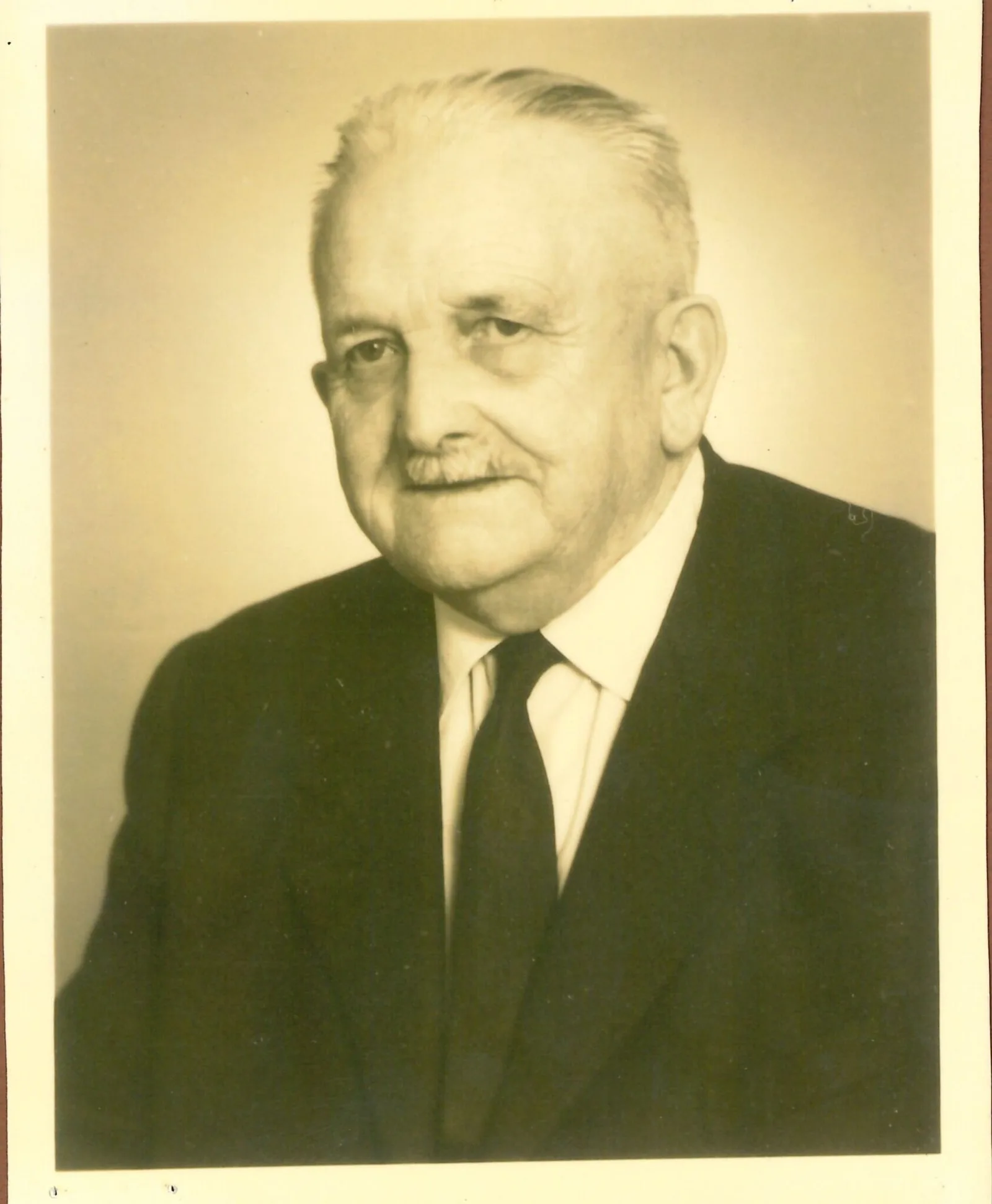 Historisches Porträt von Michael Meindl, Gründer des Betriebs, im Anzug