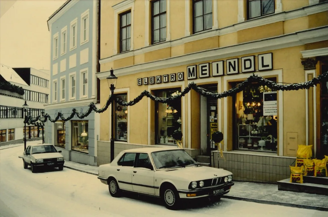 Geschäft mit Schriftzug Meindl in der Schulgasse im Winter, mit Weihnachtsschmuck an der Fassade