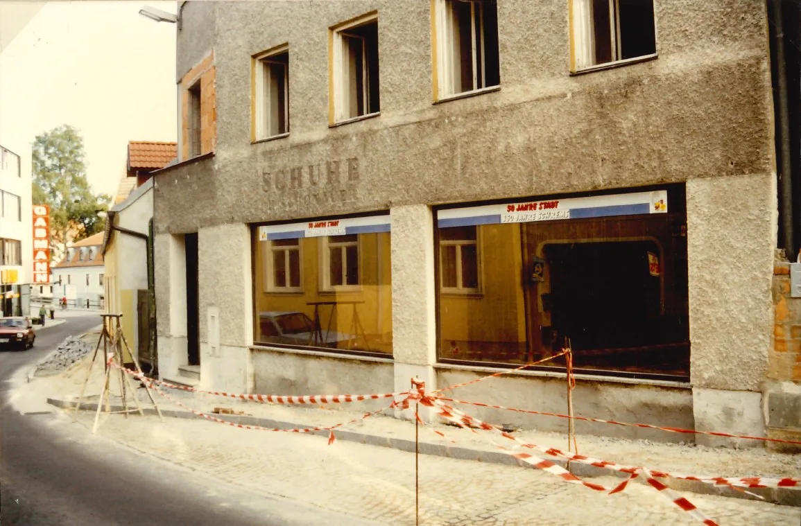 Umbau des ehemaligen Schuhgeschäfts in der Schulgasse 6, abgesperrter Gehsteig vor den Schaufenstern