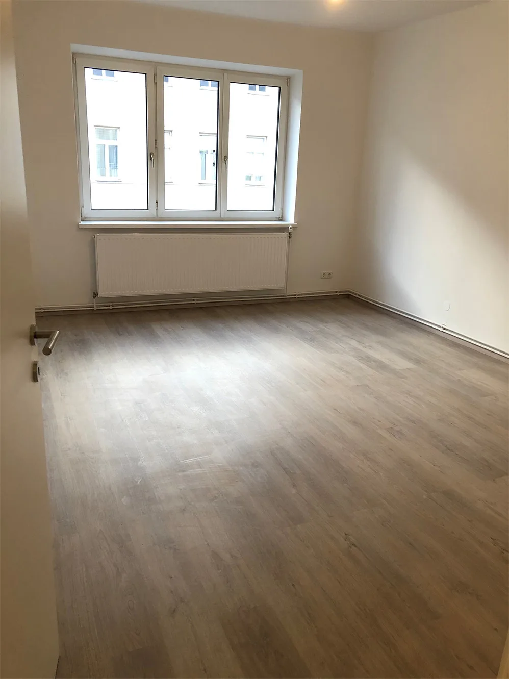 Derselbe Raum in der Fasangasse nachher: heller Boden, weiße Wände