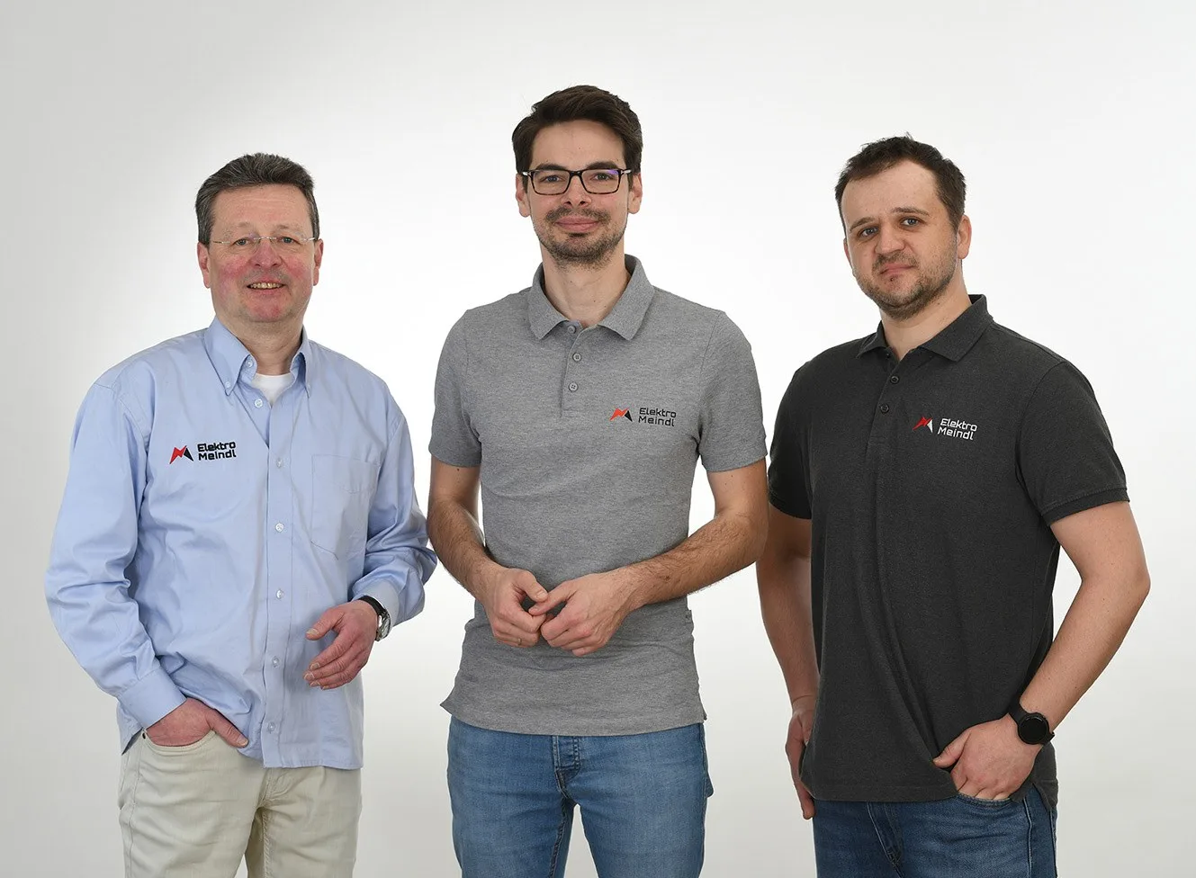 Peter Meindl, Michael Meindl-Mayrhofer und Christoph Groll in Hemden mit dem Logo von Elektro Meindl